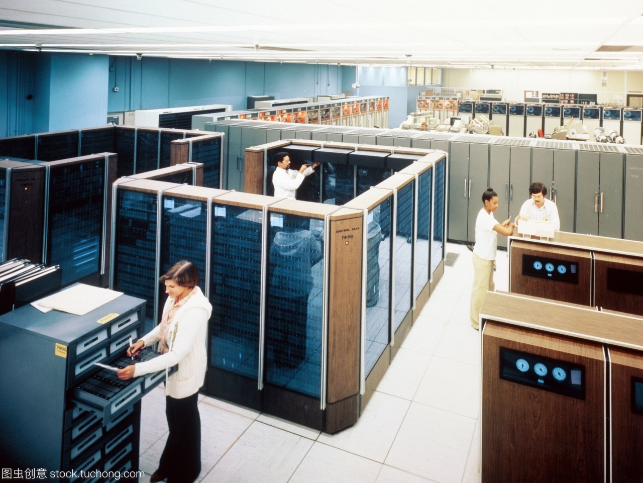 位于勞倫斯利弗莫爾國家實驗室llnl的cdc7600大型機(jī)之一。前景中的玻璃葉櫥柜擁有計算機(jī)的處理器。背景中的櫥柜是用于記錄或檢索信息,加載或保存程序的數(shù)據(jù)磁帶流。llnl有三部這樣的計算機(jī),但它們的代碼正逐漸被轉(zhuǎn)移到更強(qiáng)大的cray-1超級計算機(jī)上。在llnl的cdc和cray計算機(jī)構(gòu)成了世界上最大的研究計算機(jī)中心之一的心臟。